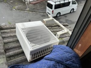 【新潟市】突風・強風対策が必須！倒れたエアコン室外機の転倒防止電気工事事例